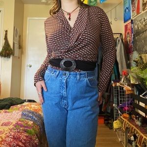 vintage 70s inspired top with belt attached! 💟🪩